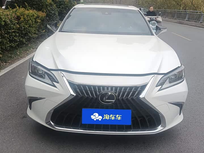 Фото 2 - Lexus ES