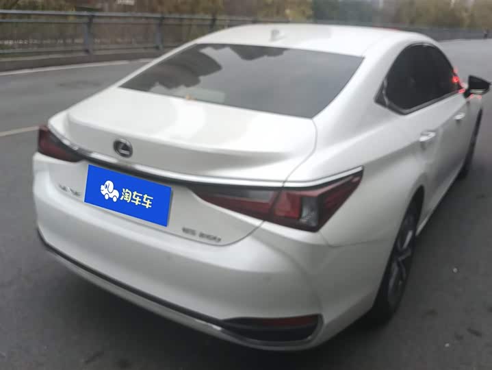 Фото 3 - Lexus ES