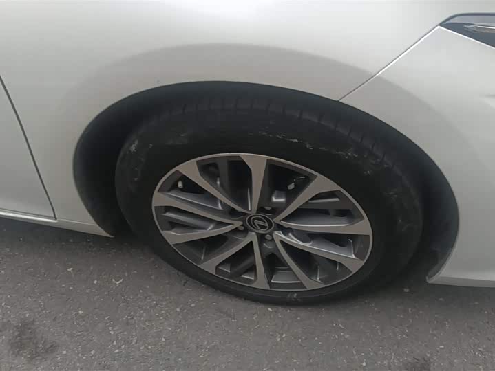 Фото 6 - Lexus ES