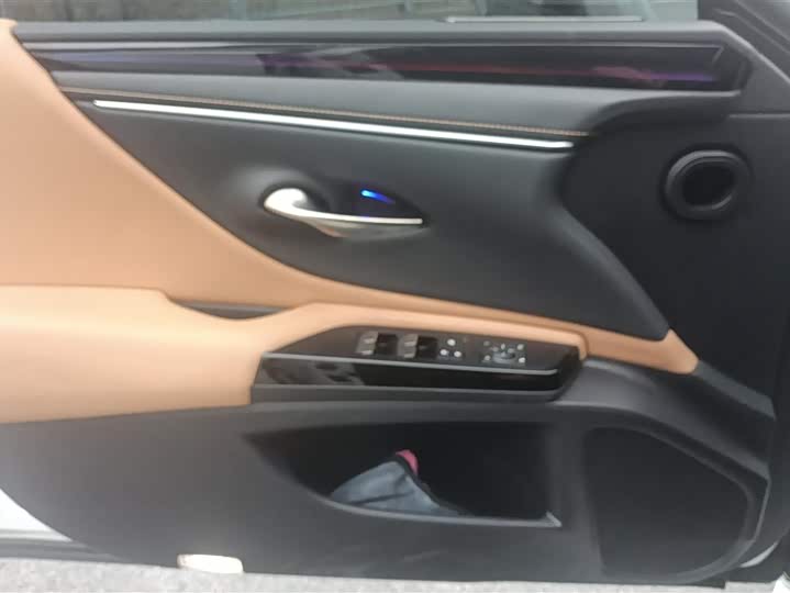 Фото 7 - Lexus ES