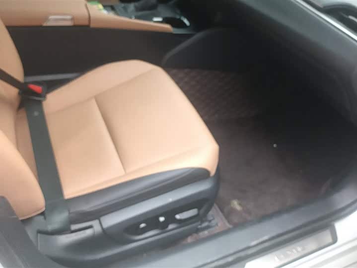 Фото 8 - Lexus ES