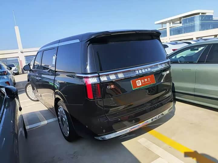 Фото 3 - Zeekr 009