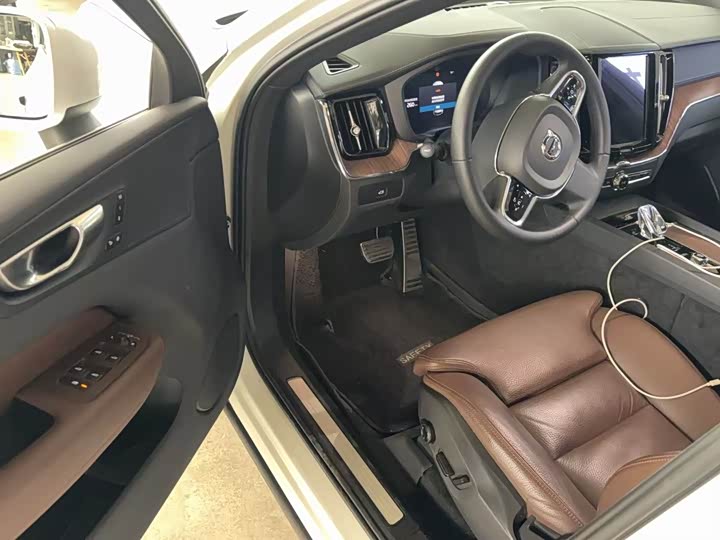 Фото 4 - Volvo XC60