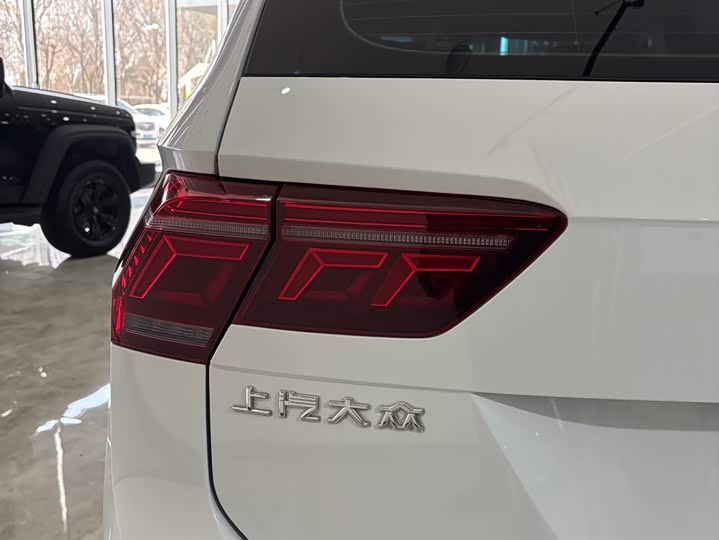 Фото 8 - Volkswagen Tiguan L Pro