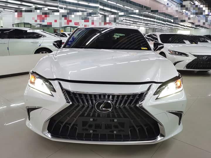 Фото 3 - Lexus ES