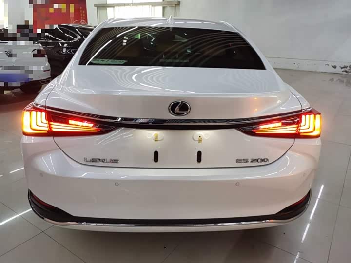 Фото 6 - Lexus ES