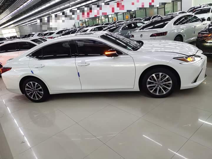 Фото 7 - Lexus ES