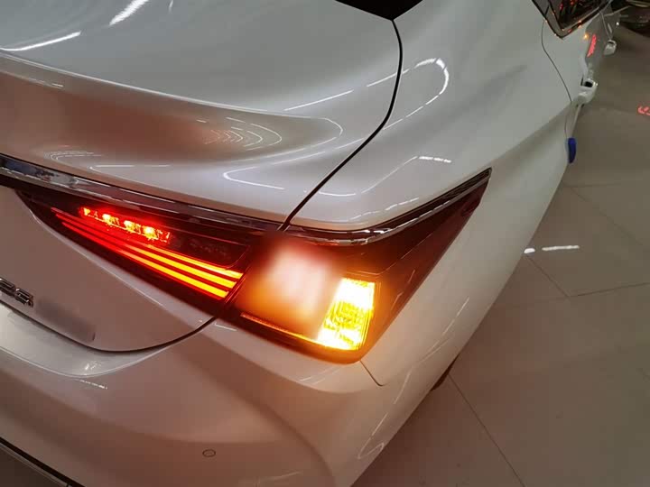 Фото 8 - Lexus ES