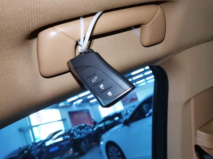 Фото 9 - Lexus ES