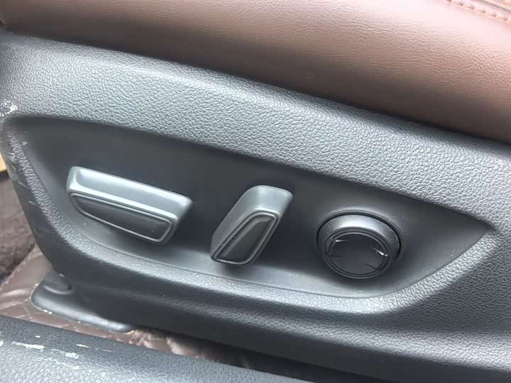 Фото 8 - Toyota Camry