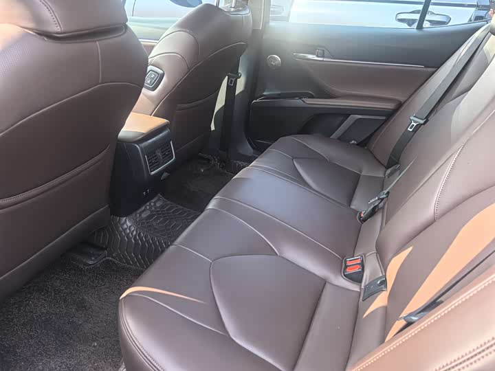 Фото 9 - Toyota Camry