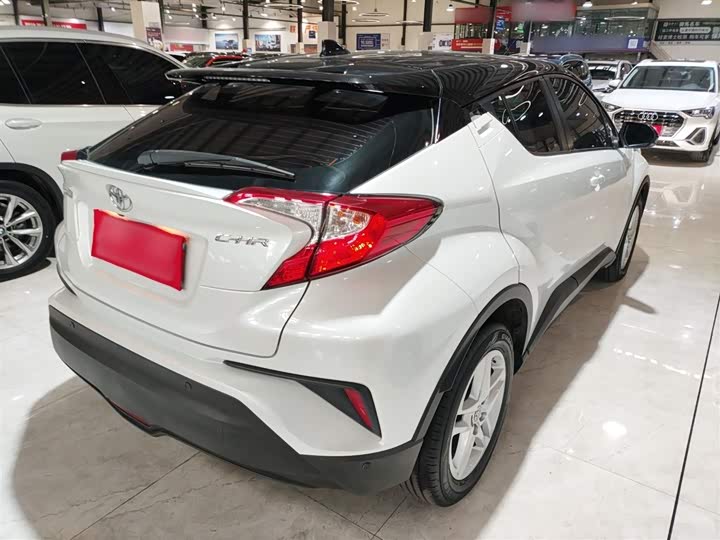 Фото 7 - Toyota C-HR