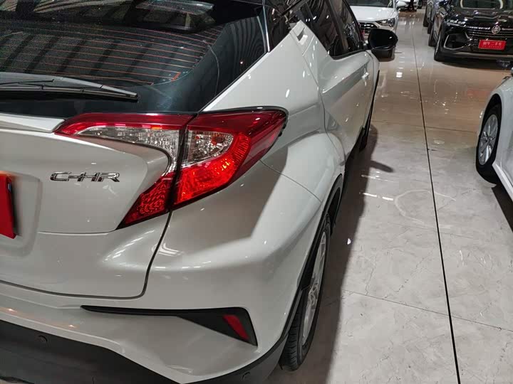 Фото 8 - Toyota C-HR