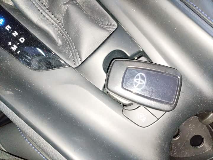 Фото 9 - Toyota C-HR