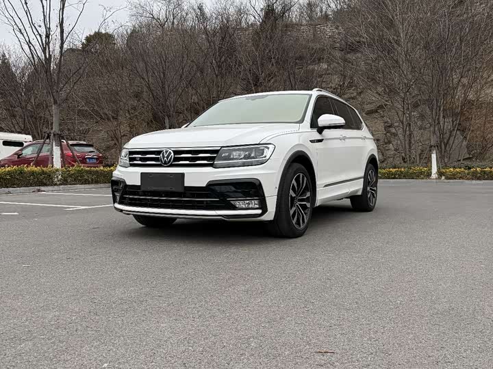 Фото 1 - Volkswagen Tiguan L Pro