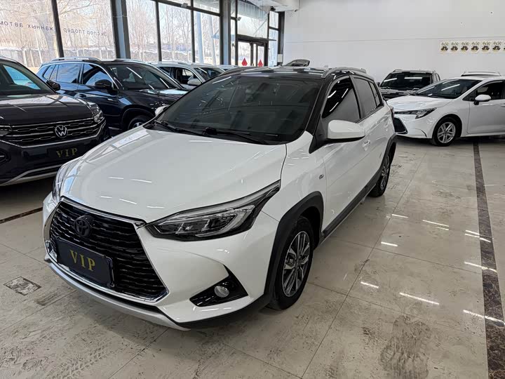 Фото 1 - Toyota Yaris L Hatchback