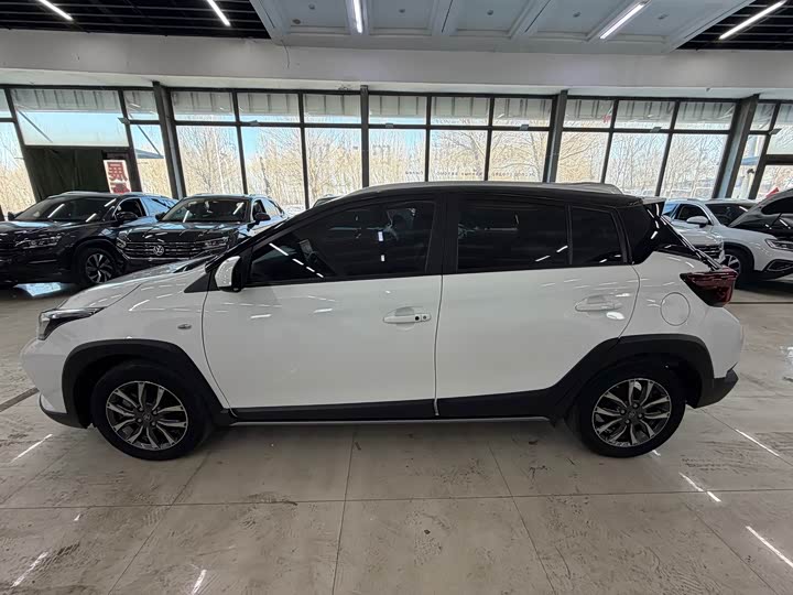 Фото 2 - Toyota Yaris L Hatchback