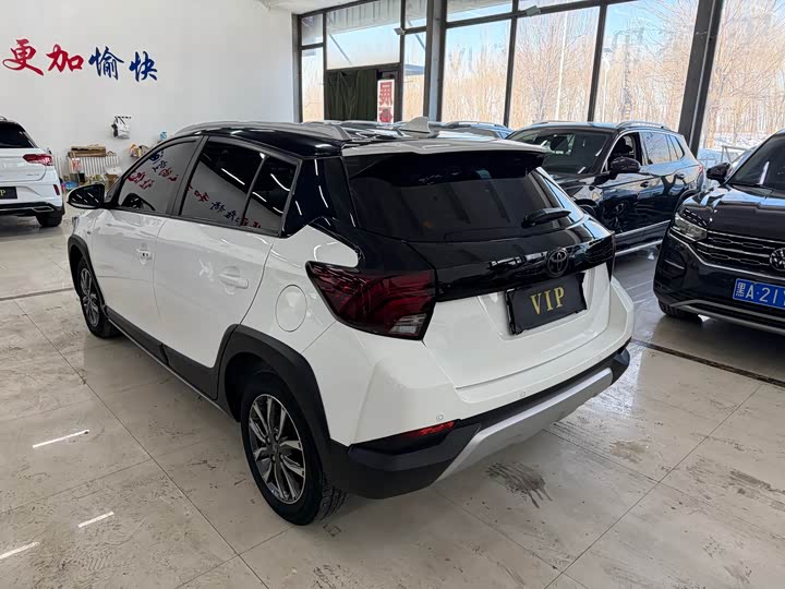 Фото 3 - Toyota Yaris L Hatchback