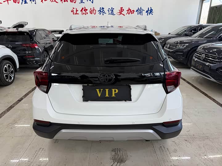 Фото 4 - Toyota Yaris L Hatchback