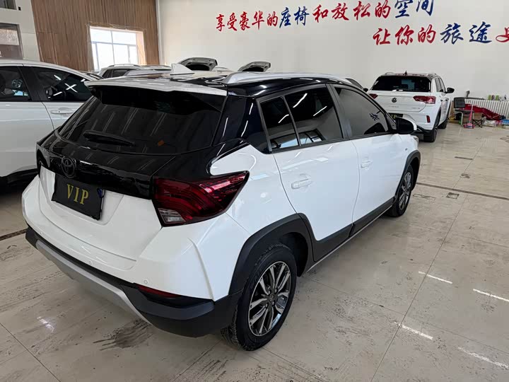 Фото 5 - Toyota Yaris L Hatchback