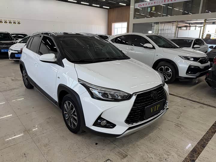 Фото 6 - Toyota Yaris L Hatchback