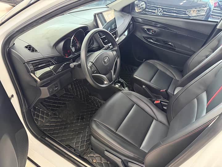 Фото 8 - Toyota Yaris L Hatchback