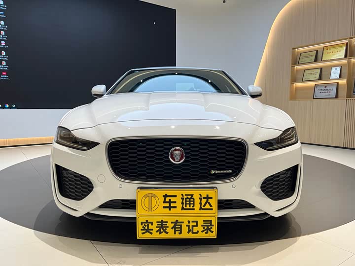 Фото 1 - Jaguar XE L