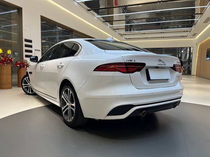 Фото 4 - Jaguar XE L