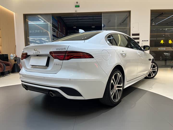 Фото 6 - Jaguar XE L