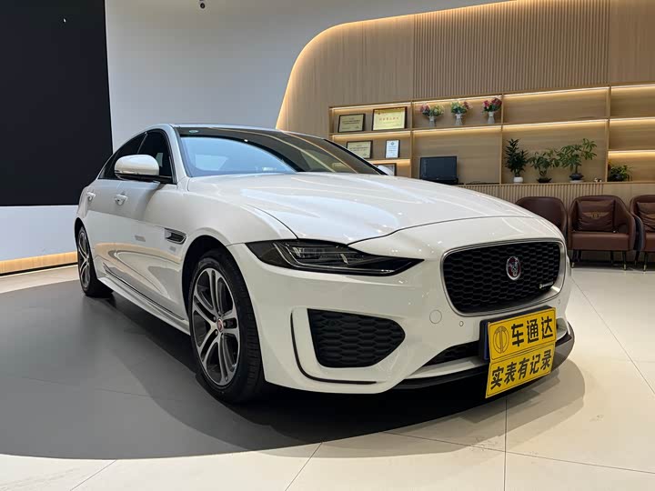 Фото 7 - Jaguar XE L