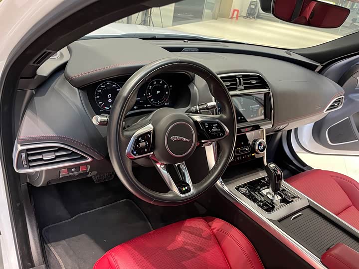 Фото 9 - Jaguar XE L