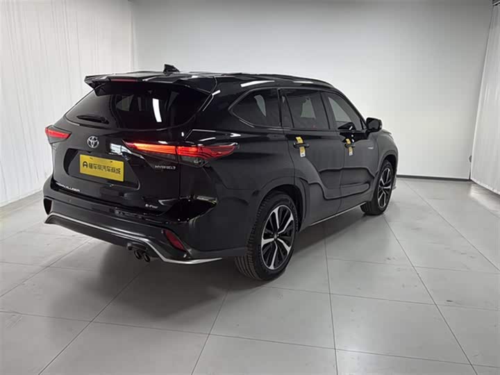 Фото 8 - Toyota Crown Kluger