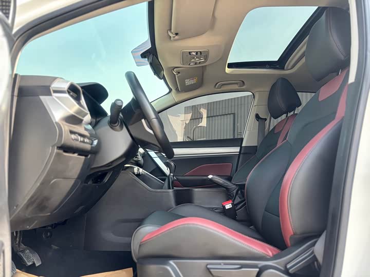 Фото 8 - Geely Coolray