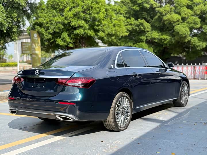 Фото 5 - Mercedes-Benz E-Class