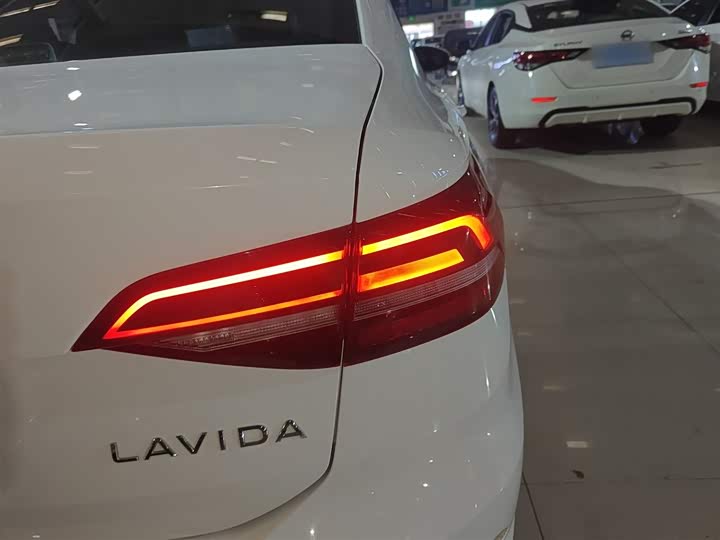Фото 8 - Volkswagen Lavida