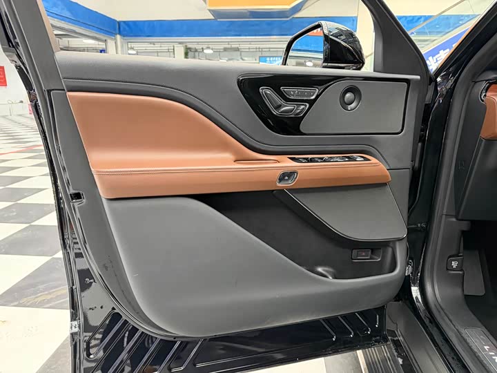 Фото 5 - Lincoln Aviator