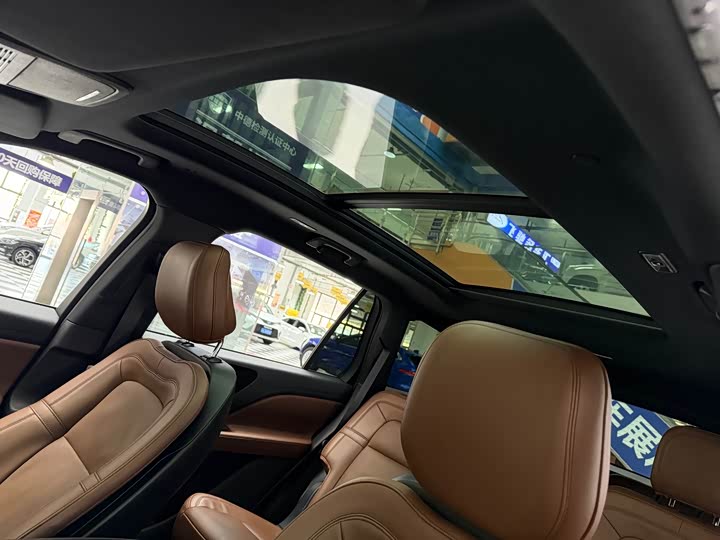 Фото 9 - Lincoln Aviator