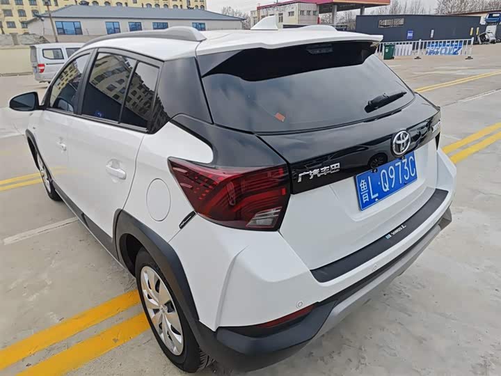 Фото 5 - Toyota Yaris L Hatchback