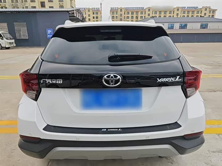 Фото 6 - Toyota Yaris L Hatchback