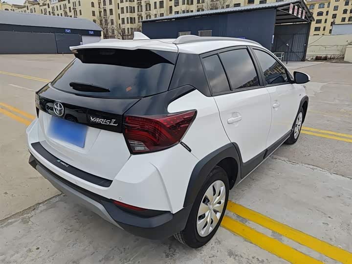 Фото 7 - Toyota Yaris L Hatchback