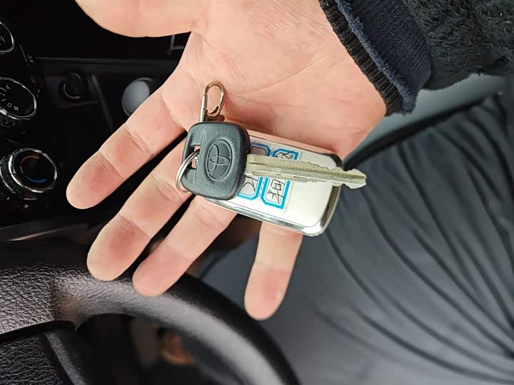 Фото 9 - Toyota Yaris L Hatchback