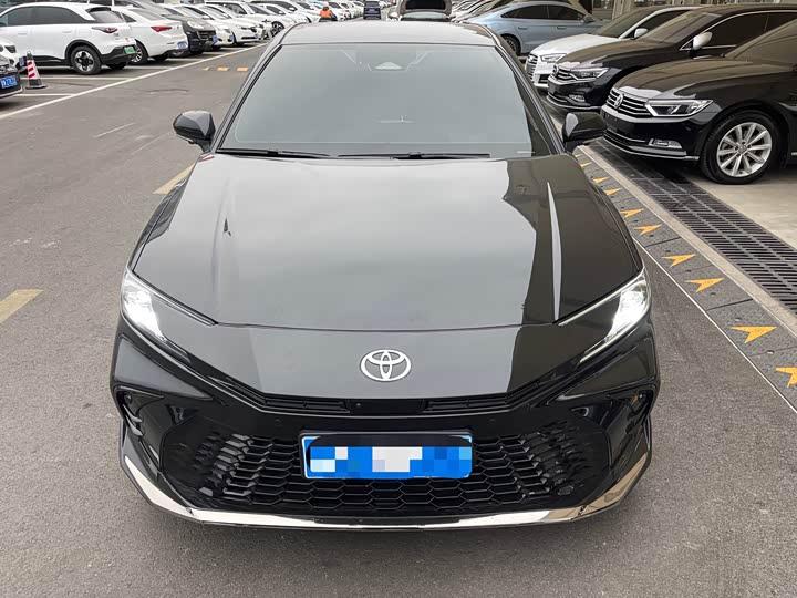 Фото 2 - Toyota Camry