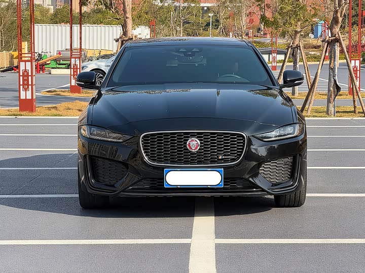 Фото 2 - Jaguar XE L