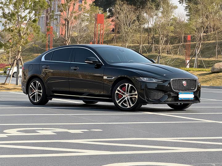 Фото 3 - Jaguar XE L