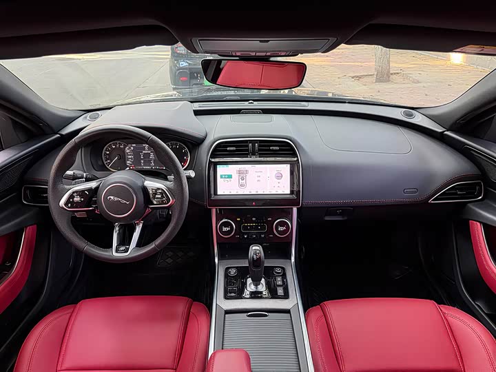 Фото 8 - Jaguar XE L