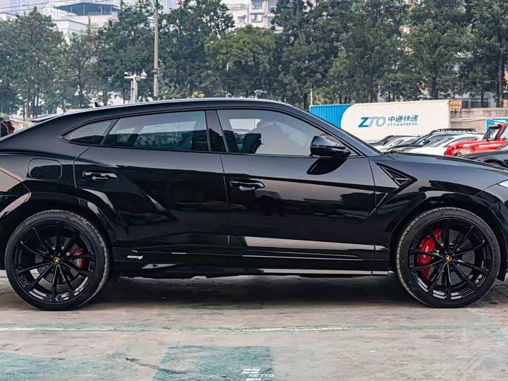 Фото 3 - Lamborghini Urus