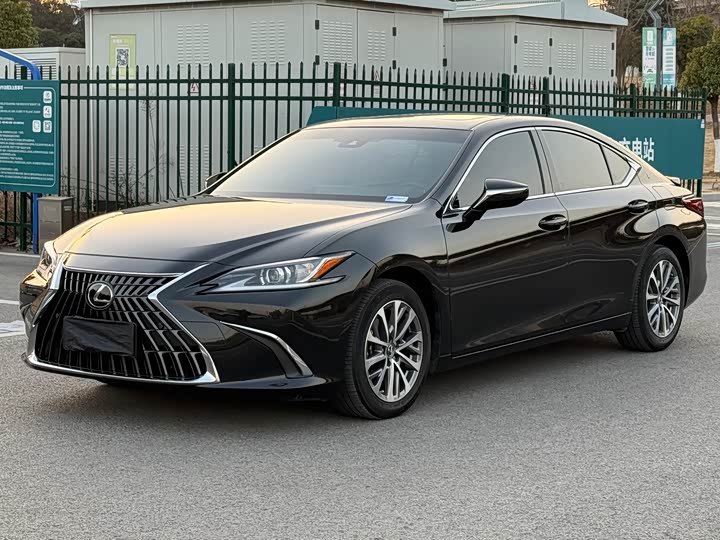 Фото 1 - Lexus ES