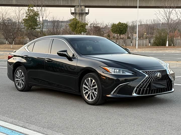 Фото 3 - Lexus ES