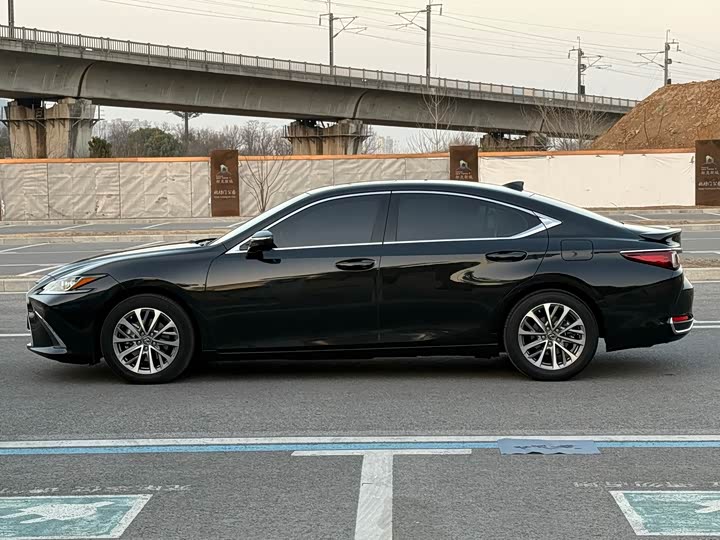 Фото 4 - Lexus ES