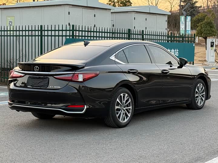 Фото 6 - Lexus ES